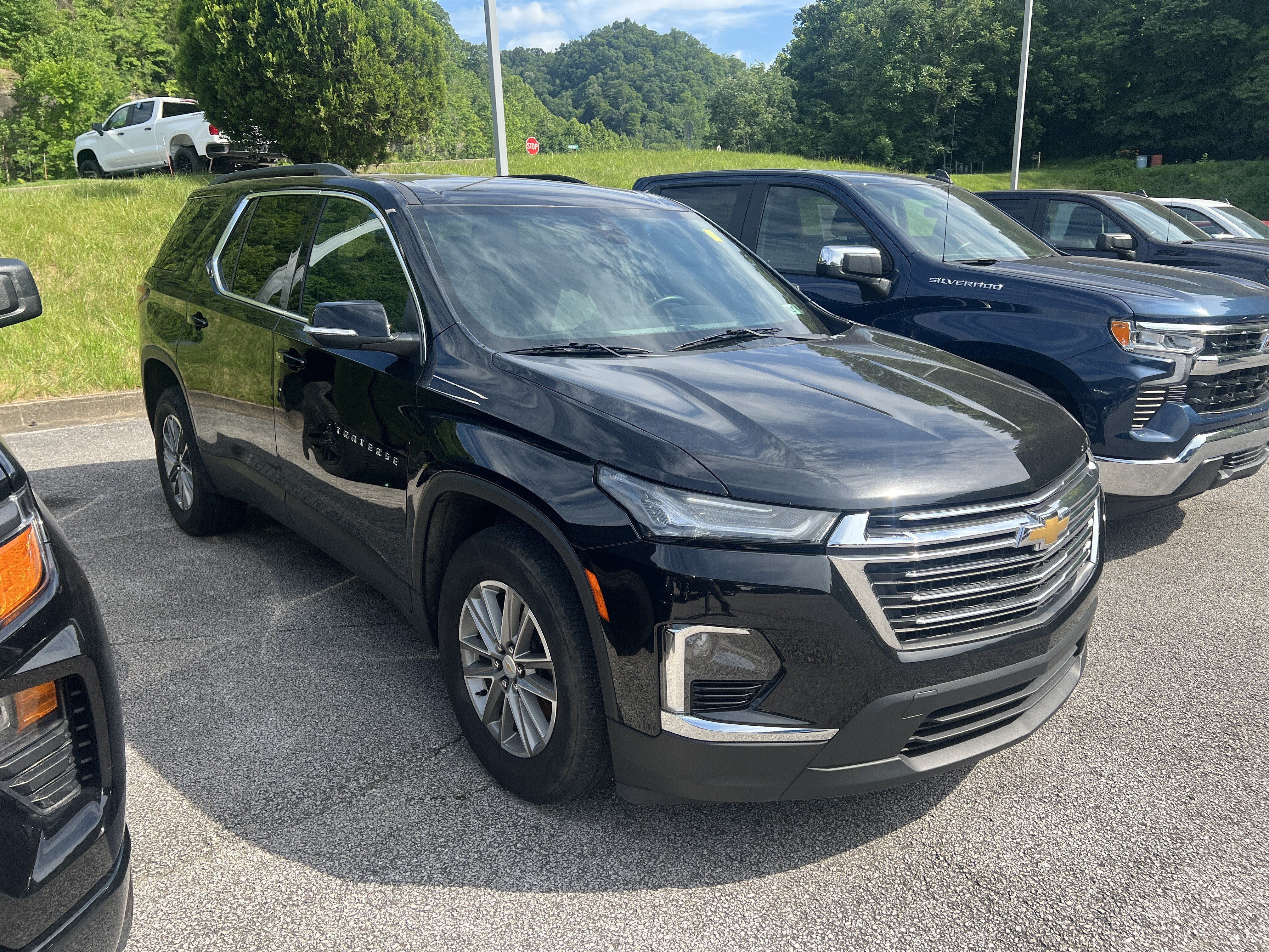 Used 2023 Chevrolet Traverse LT AWD/4WD image 3
