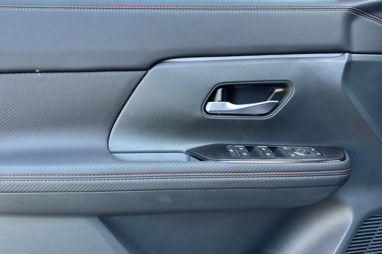 New 2026 Nissan Kicks SR w/ Cold Weather Package image 8