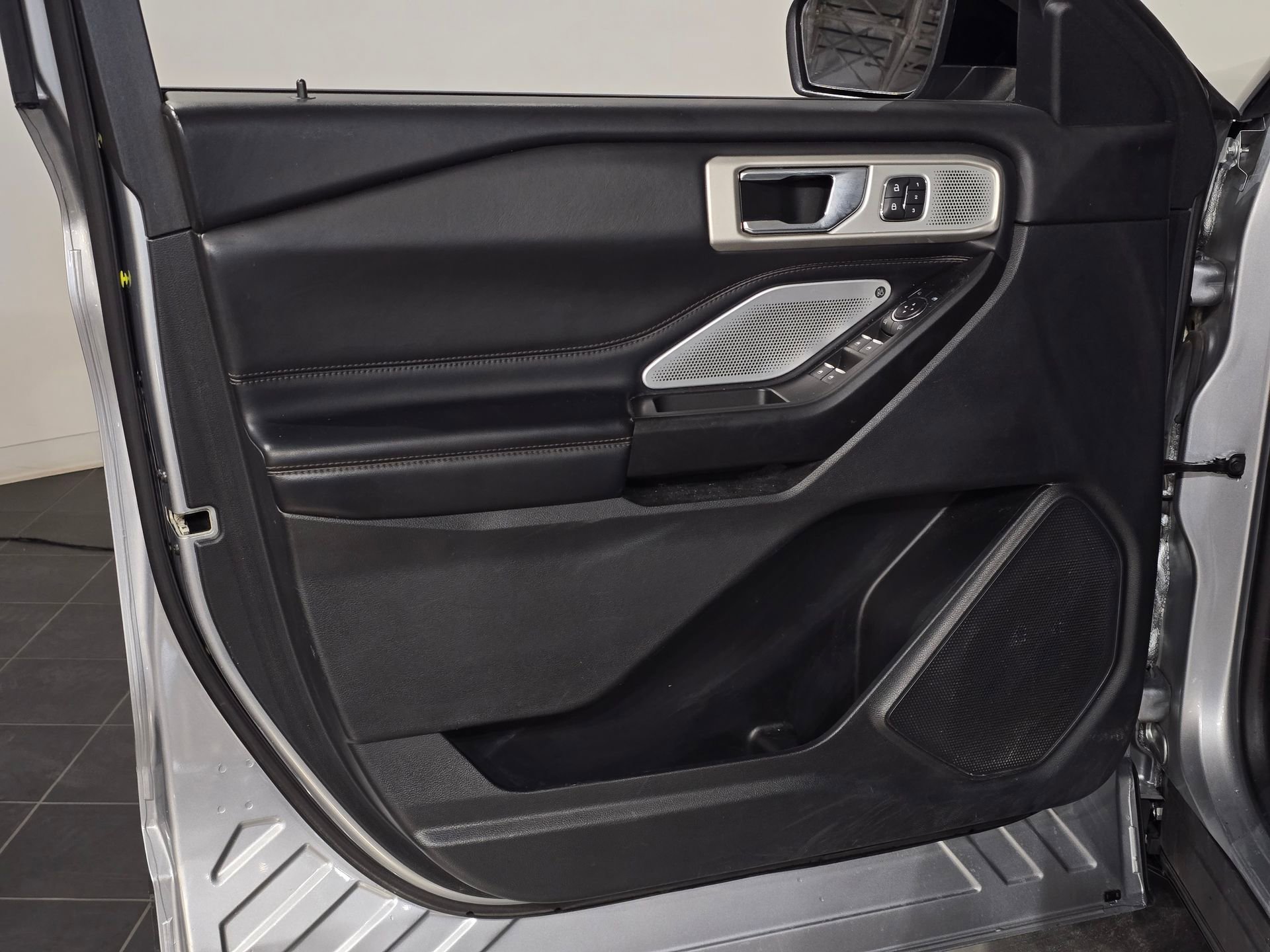 Used 2020 Ford Explorer Platinum w/ Premium Technology Package image 17