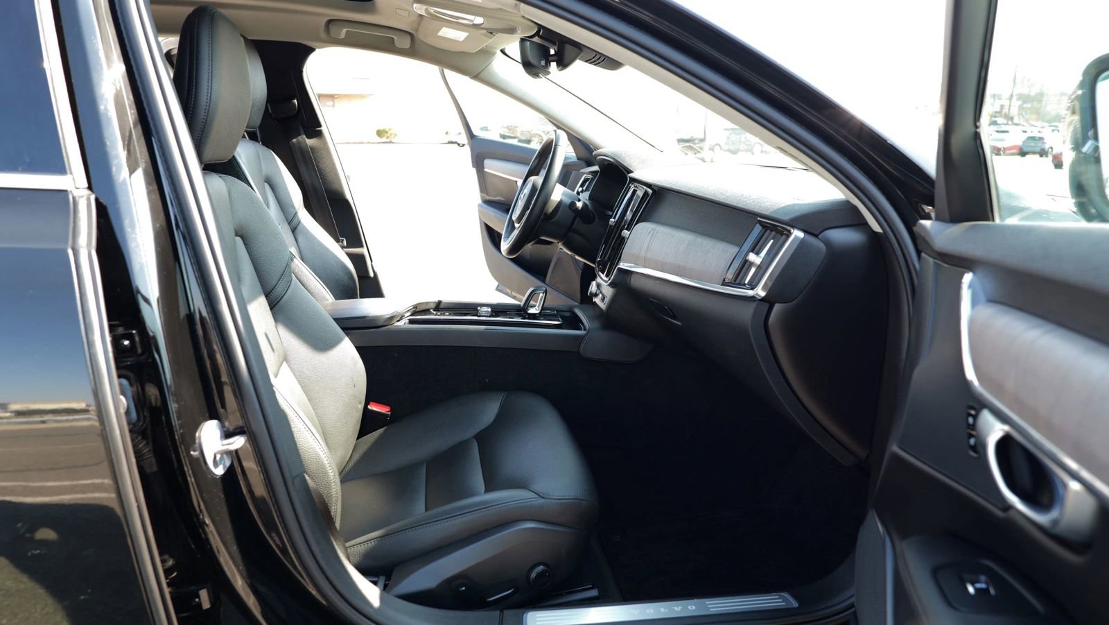 Used 2023 Volvo S90 B6 Plus image 24