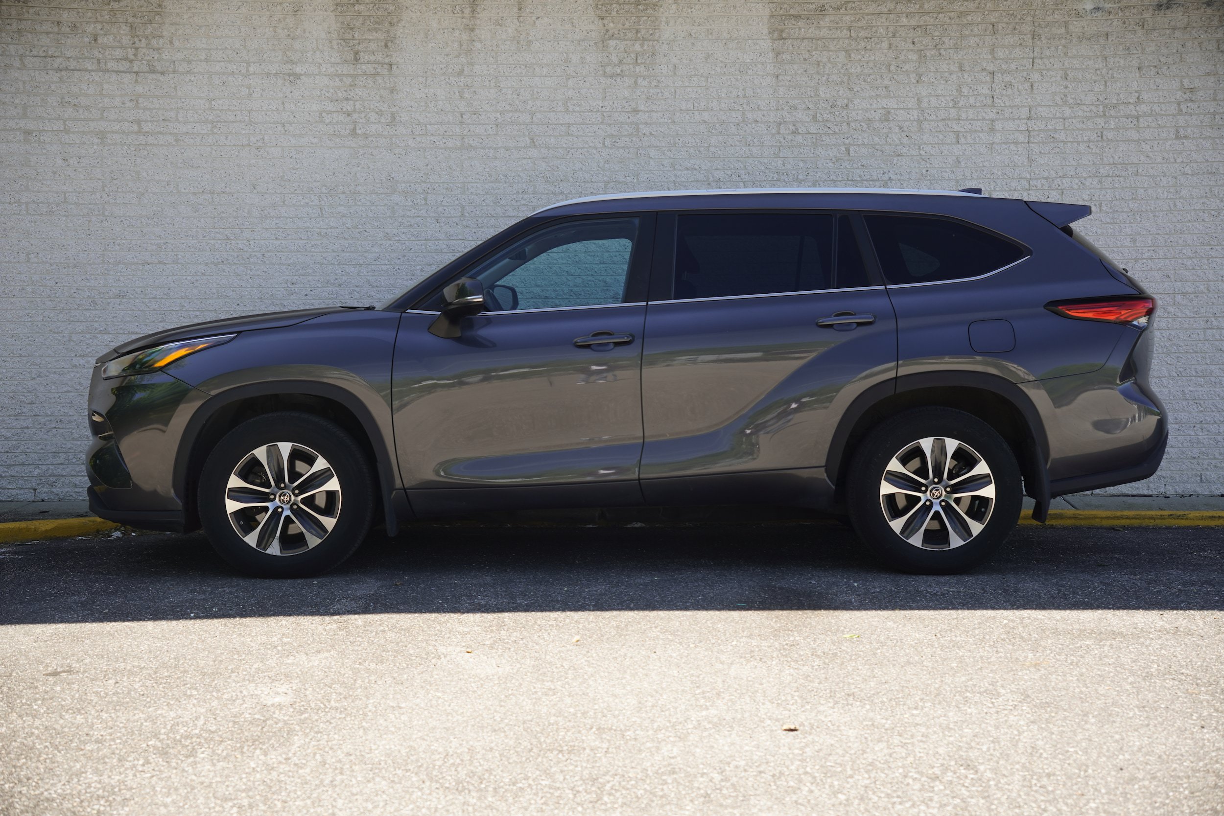 Used 2023 Toyota Highlander XLE AWD/4WD image 4