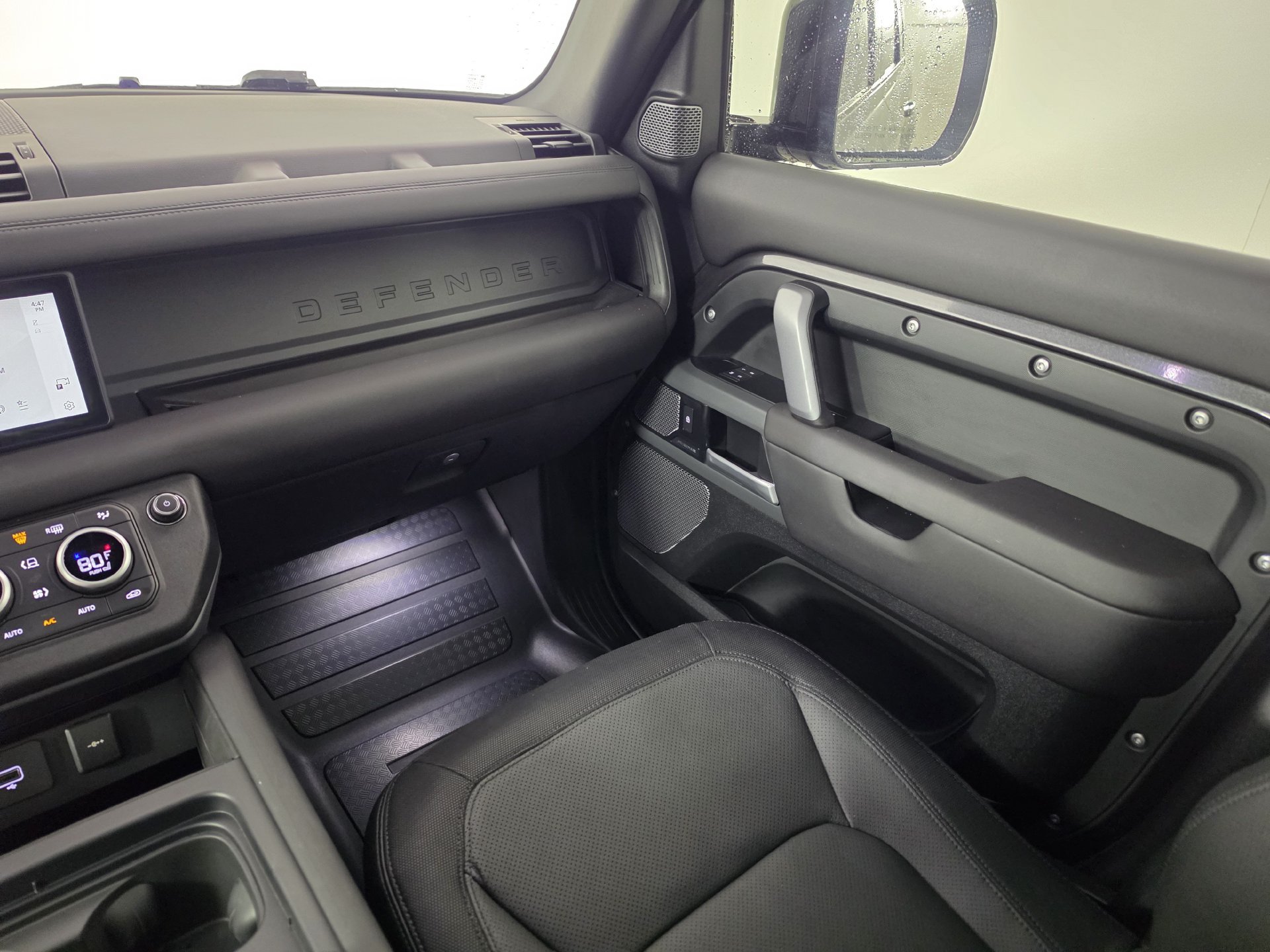 Used 2024 Land Rover Defender 110 X-Dynamic SE AWD/4WD image 24