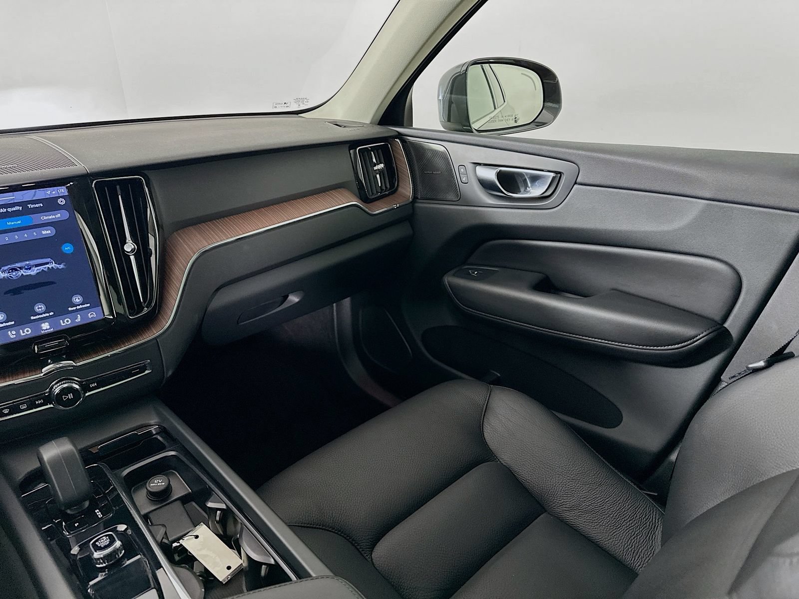 Used 2023 Volvo XC60 B5 Plus AWD/4WD image 23