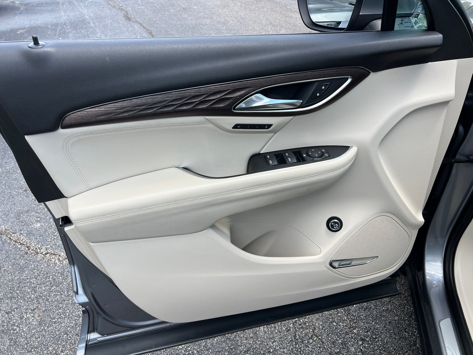 Used 2022 Buick Envision Avenir w/ Technology Package II FWD image 11
