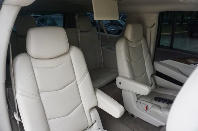 Used 2019 Cadillac Escalade ESV Luxury RWD image 11
