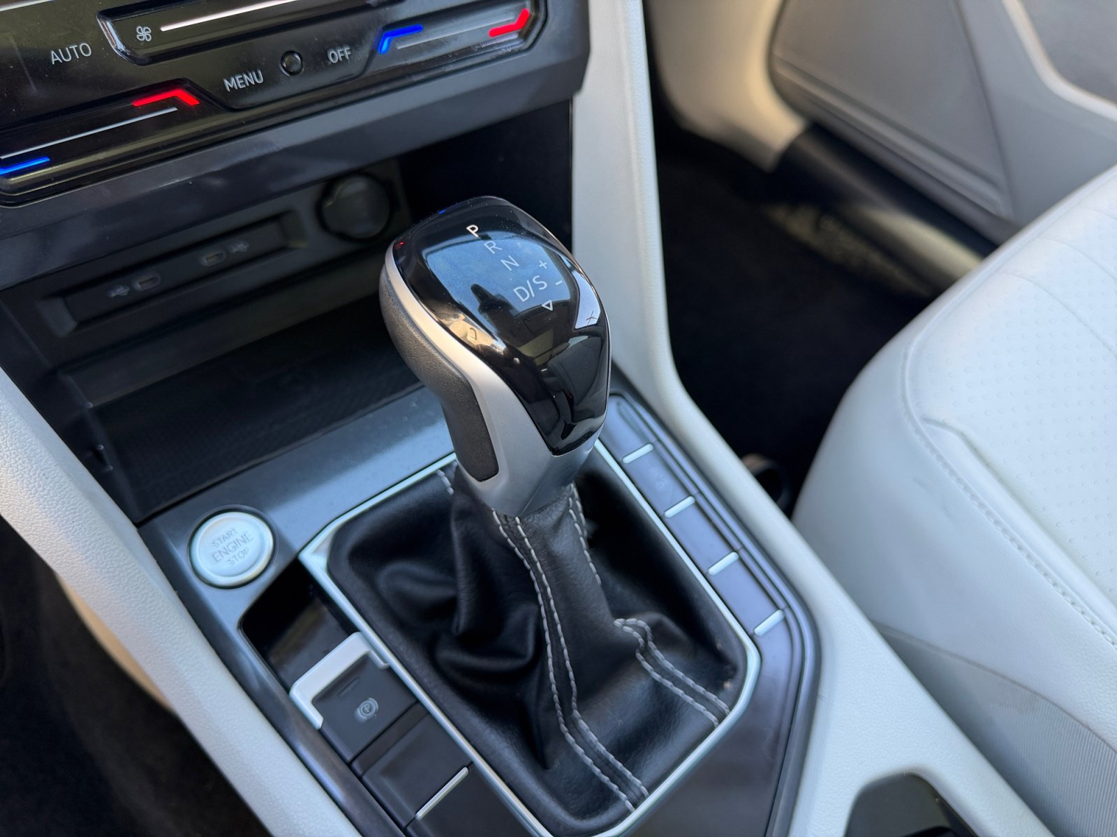 Used 2022 Volkswagen Tiguan SE w/ Panoramic Sunroof Package AWD/4WD image 15
