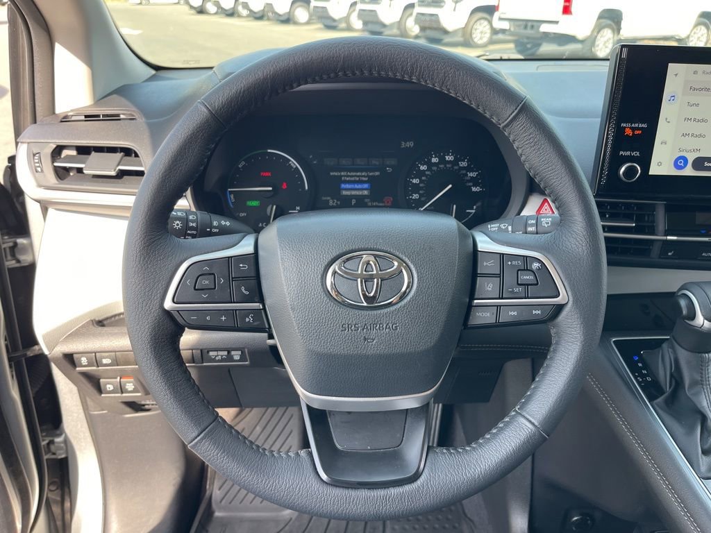 Used 2025 Toyota Sienna XLE image 17