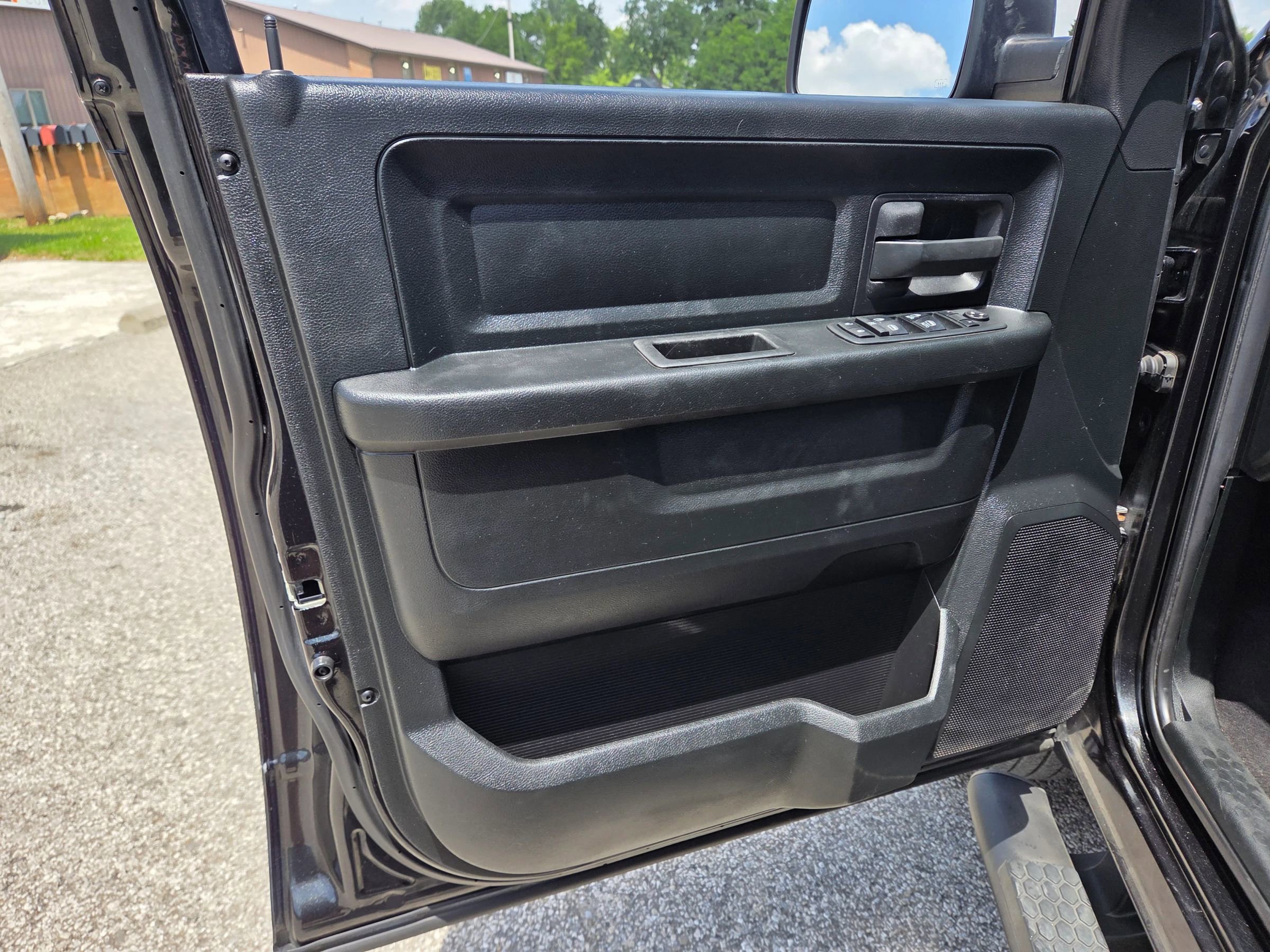 Used 2018 RAM 1500 Express w/ Black Ram 1500 Express Group AWD/4WD image 12