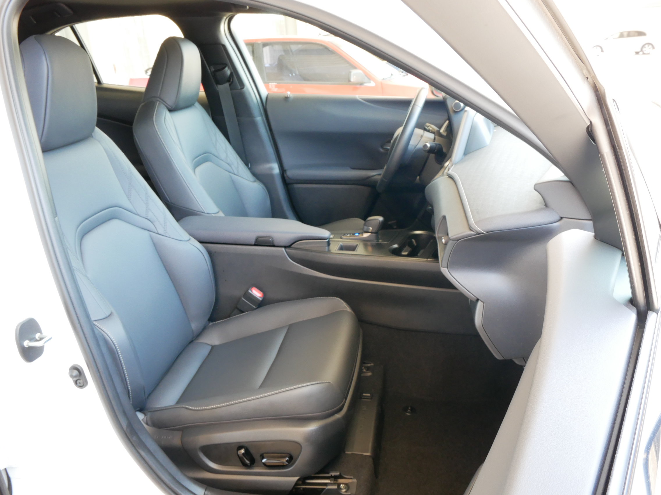 Used 2025 Lexus UX 300h FWD w/ Accessory Package (Z2) image 8
