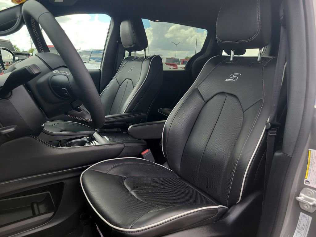 Used 2025 Chrysler Pacifica Premium image 18