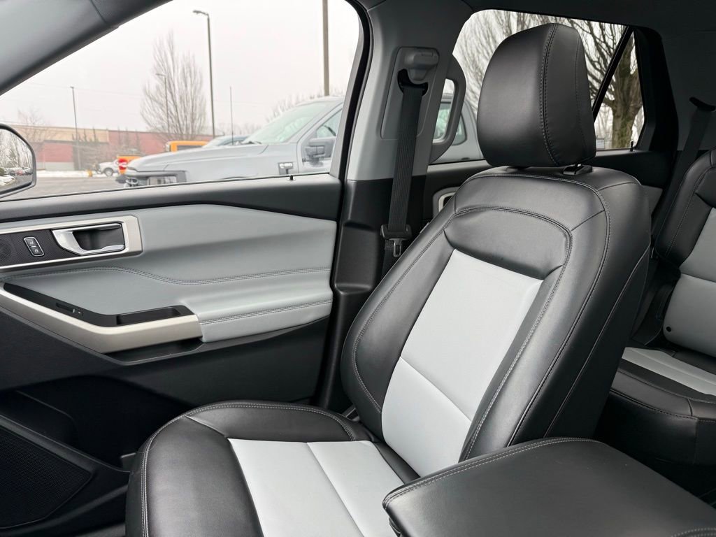 Used 2022 Ford Explorer XLT w/ Equipment Group 202A image 24