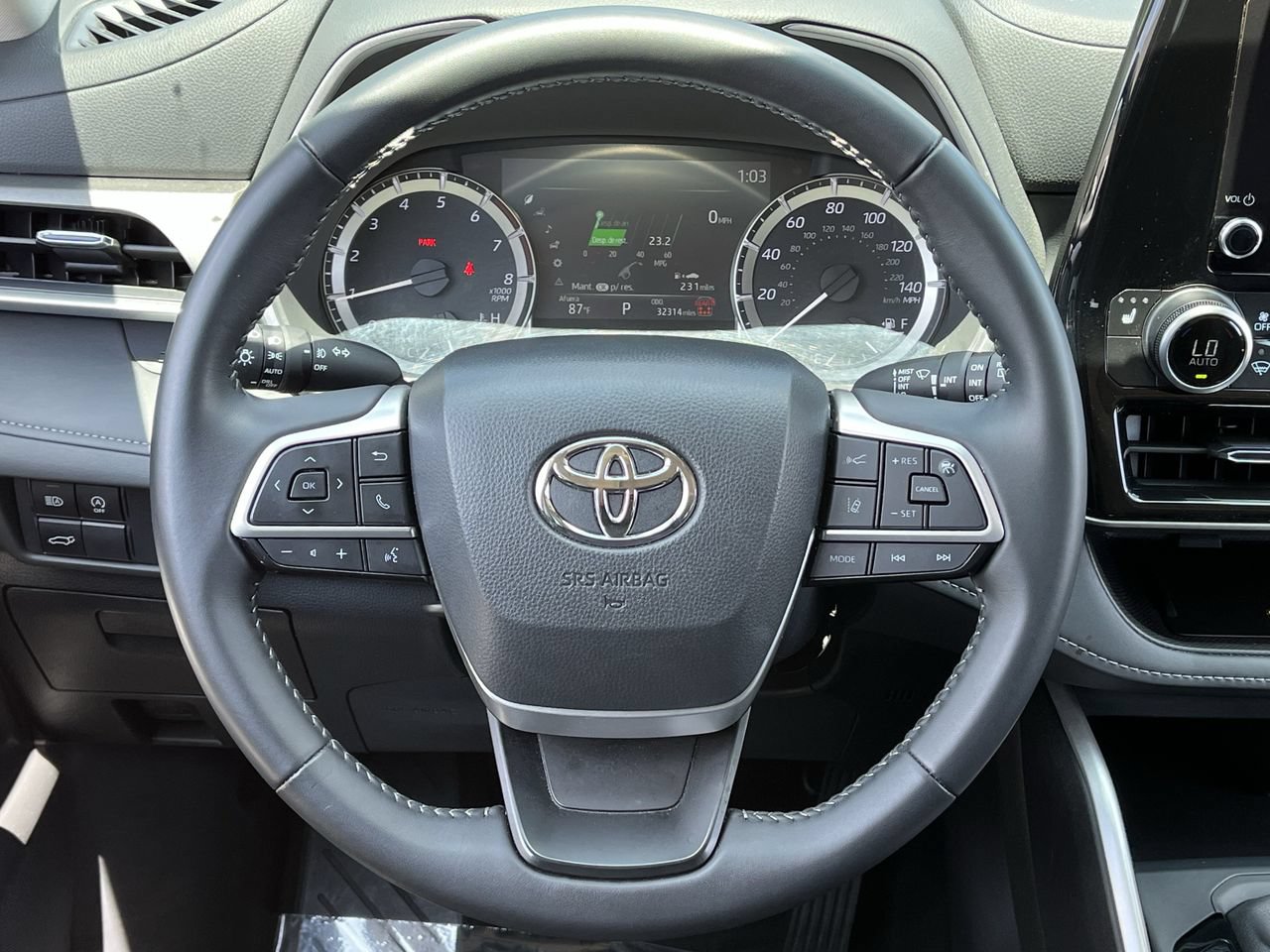 Used 2025 Toyota Highlander XLE AWD/4WD image 11