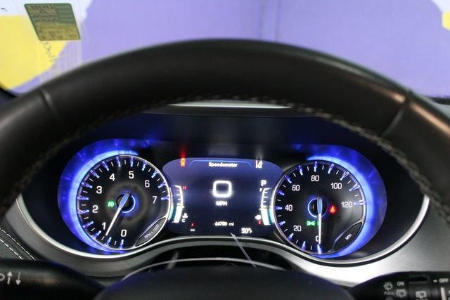 Used 2023 Chrysler Pacifica Touring FWD image 17