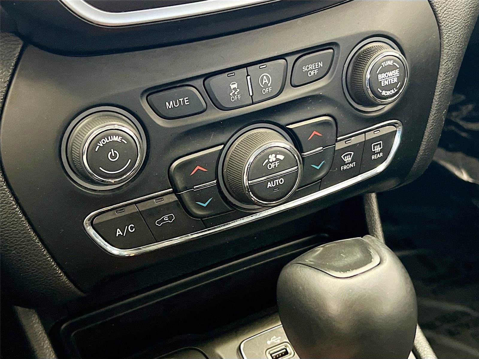 Used 2019 Jeep Cherokee Trailhawk w/ Comfort/Convenience Group image 10