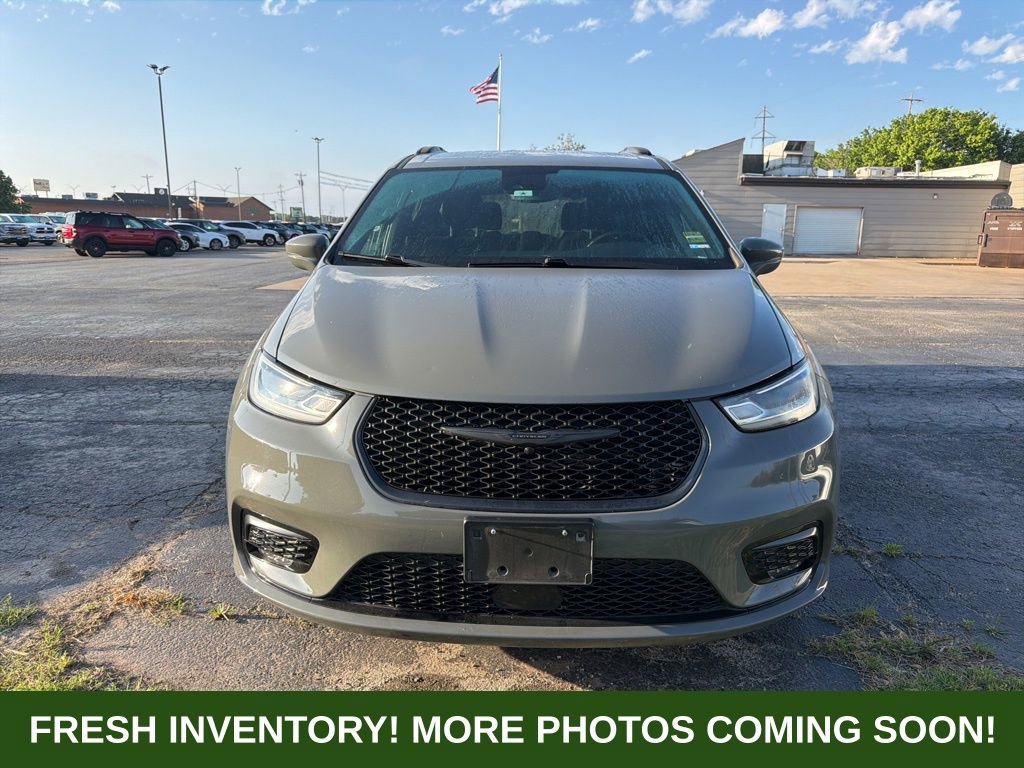 Used 2021 Chrysler Pacifica Touring w/ S Appearance Package image 2