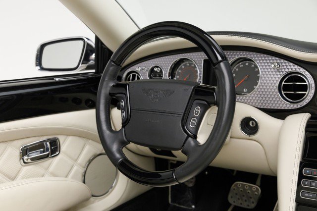 Used 2010 Bentley Azure T image 12