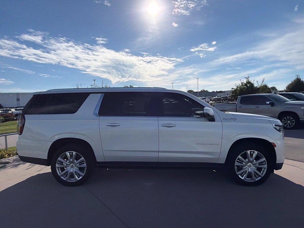 Used 2023 Chevrolet Suburban High Country w/ Premium Package 2 AWD/4WD image 18