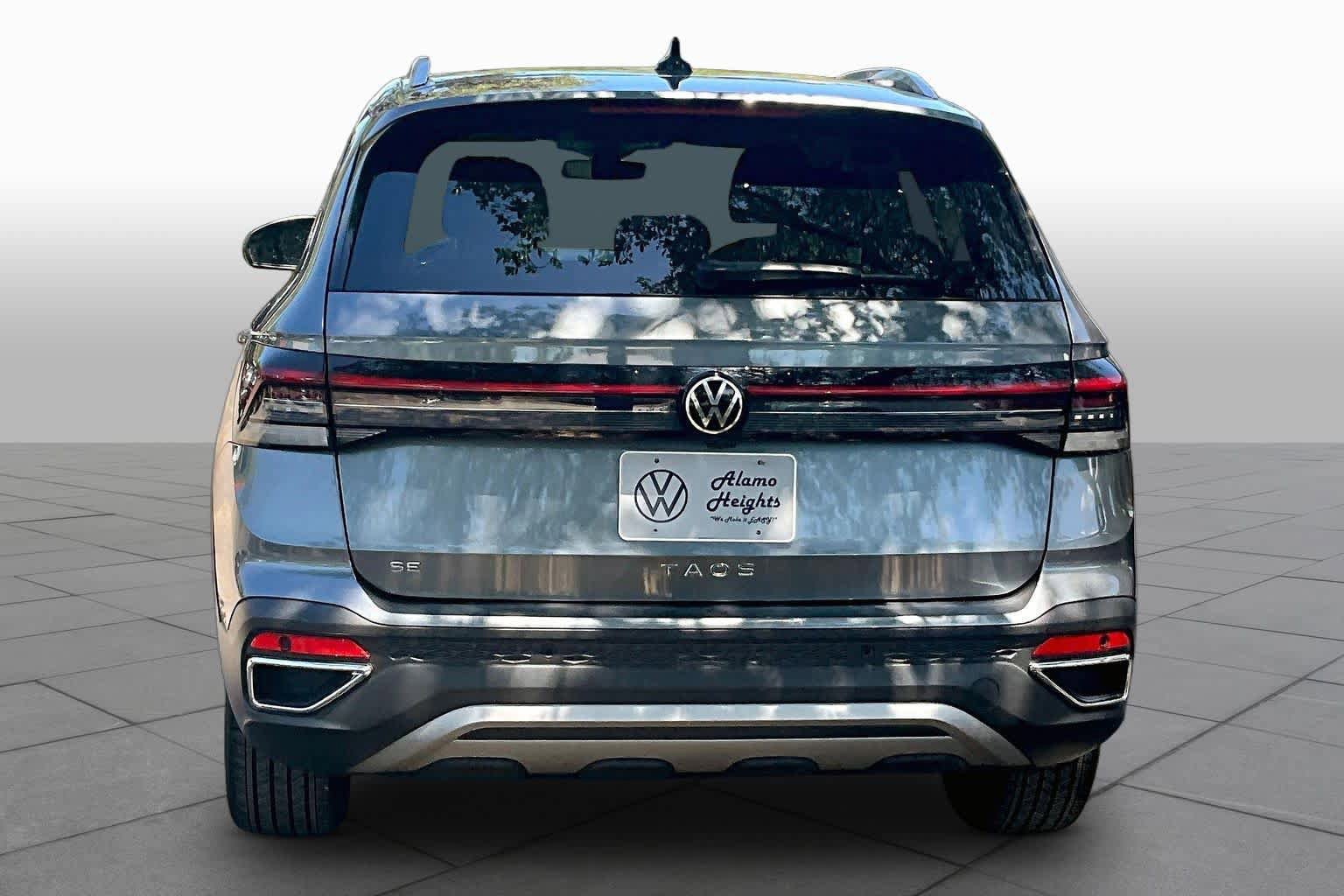 Used 2025 Volkswagen Taos SE w/ Black Wheel Package FWD image 5
