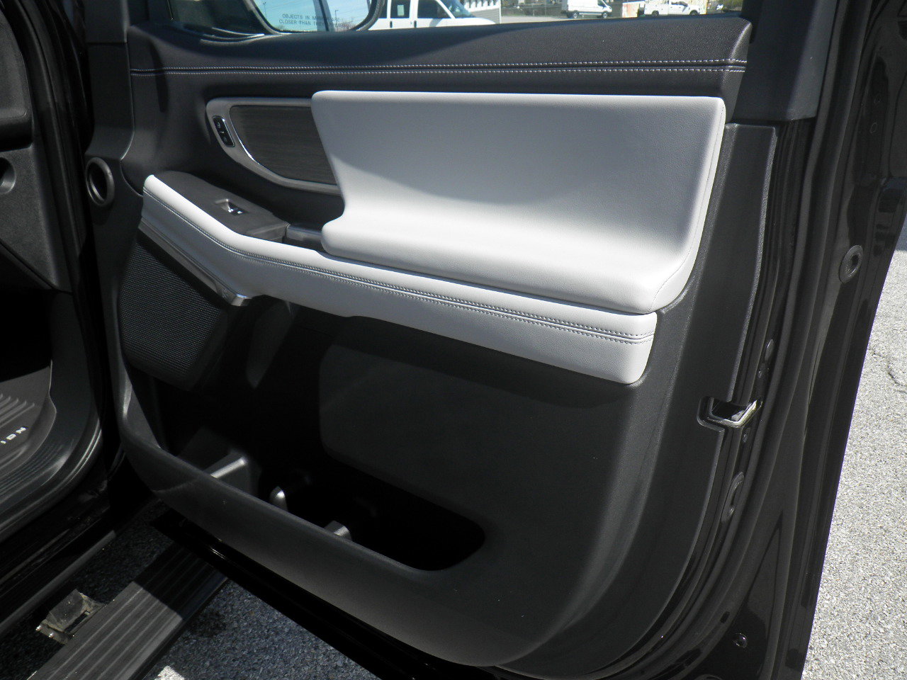 Certified 2025 Ford Expedition Platinum image 29