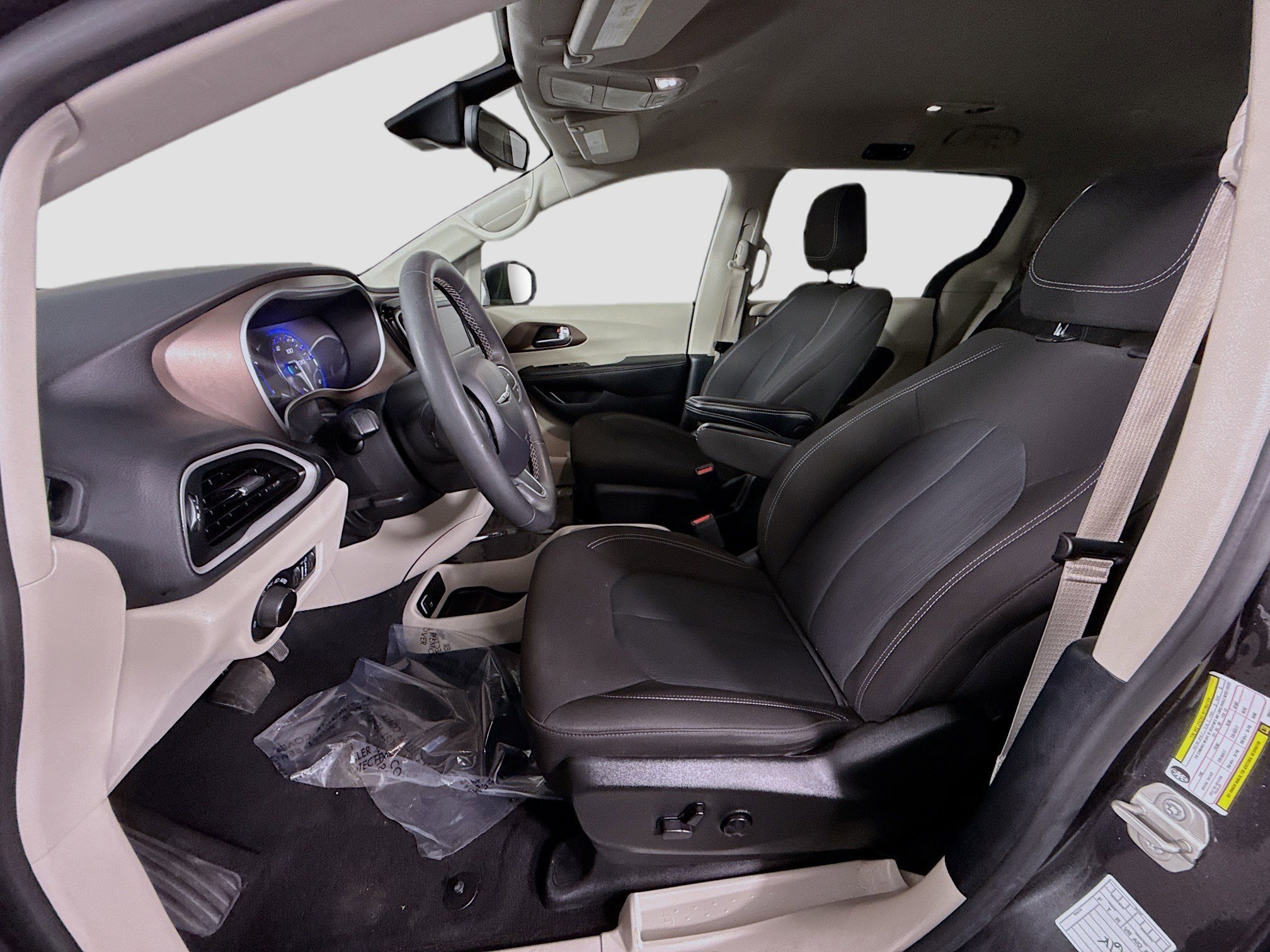 Used 2023 Chrysler Voyager LX image 22