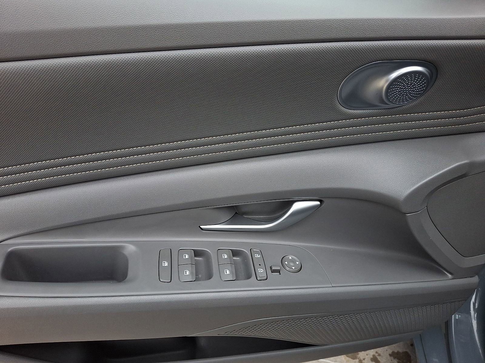 Used 2023 Hyundai Elantra SEL w/ Convenience Package image 12