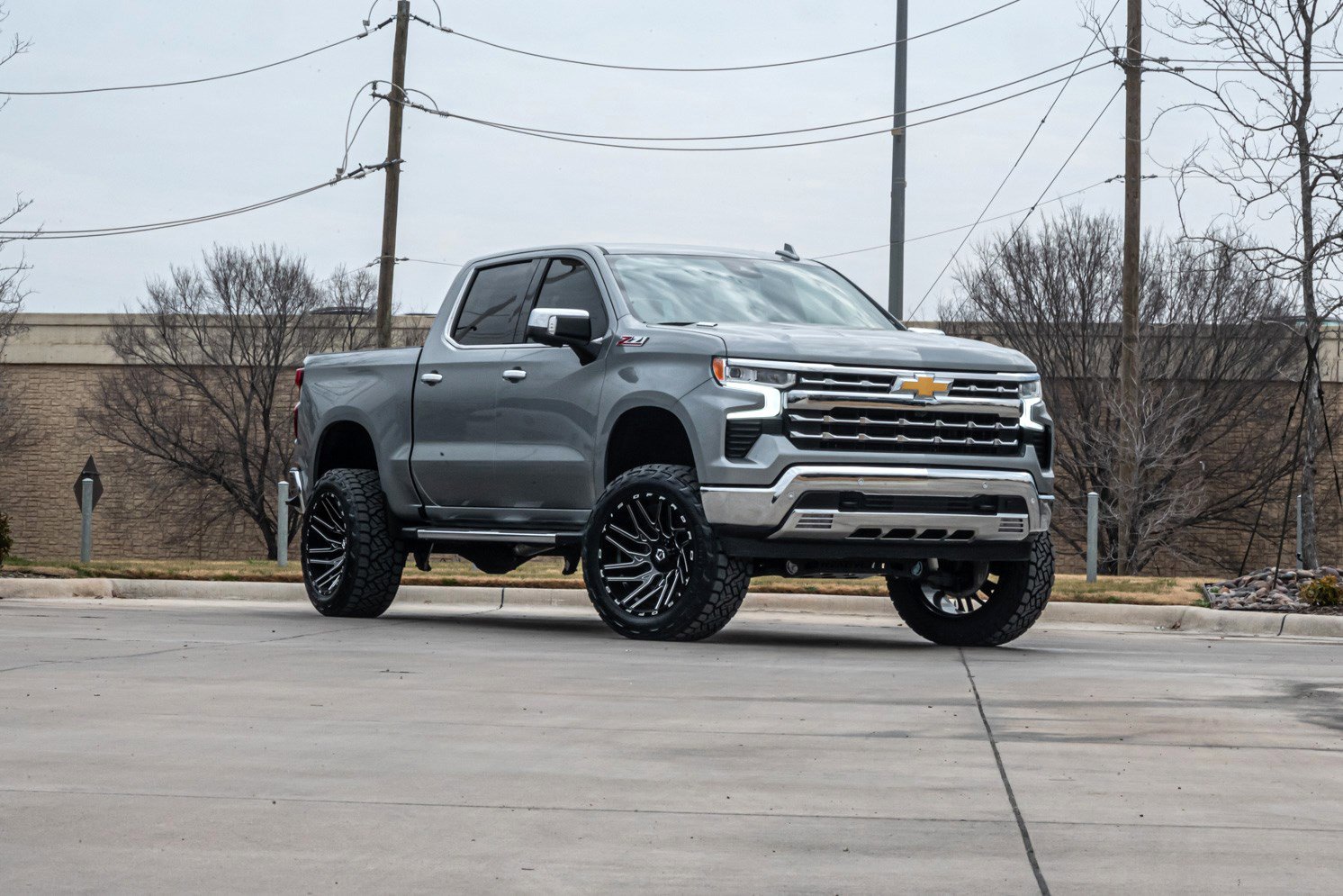 Used 2025 Chevrolet Silverado 1500 LTZ image 2
