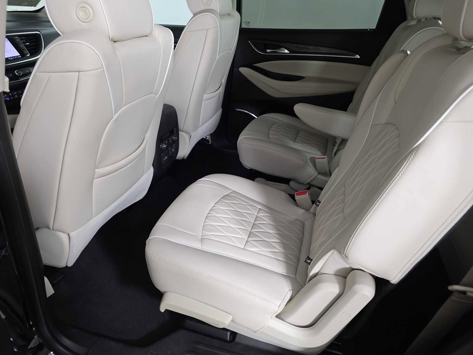 Used 2023 Buick Enclave Avenir w/ Avenir Technology Package image 32