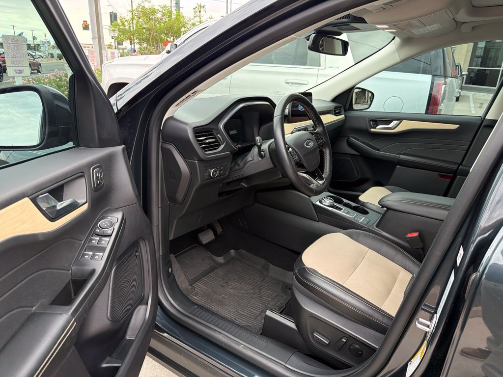 Used 2022 Ford Escape Titanium w/ Titanium Elite Package AWD/4WD image 3