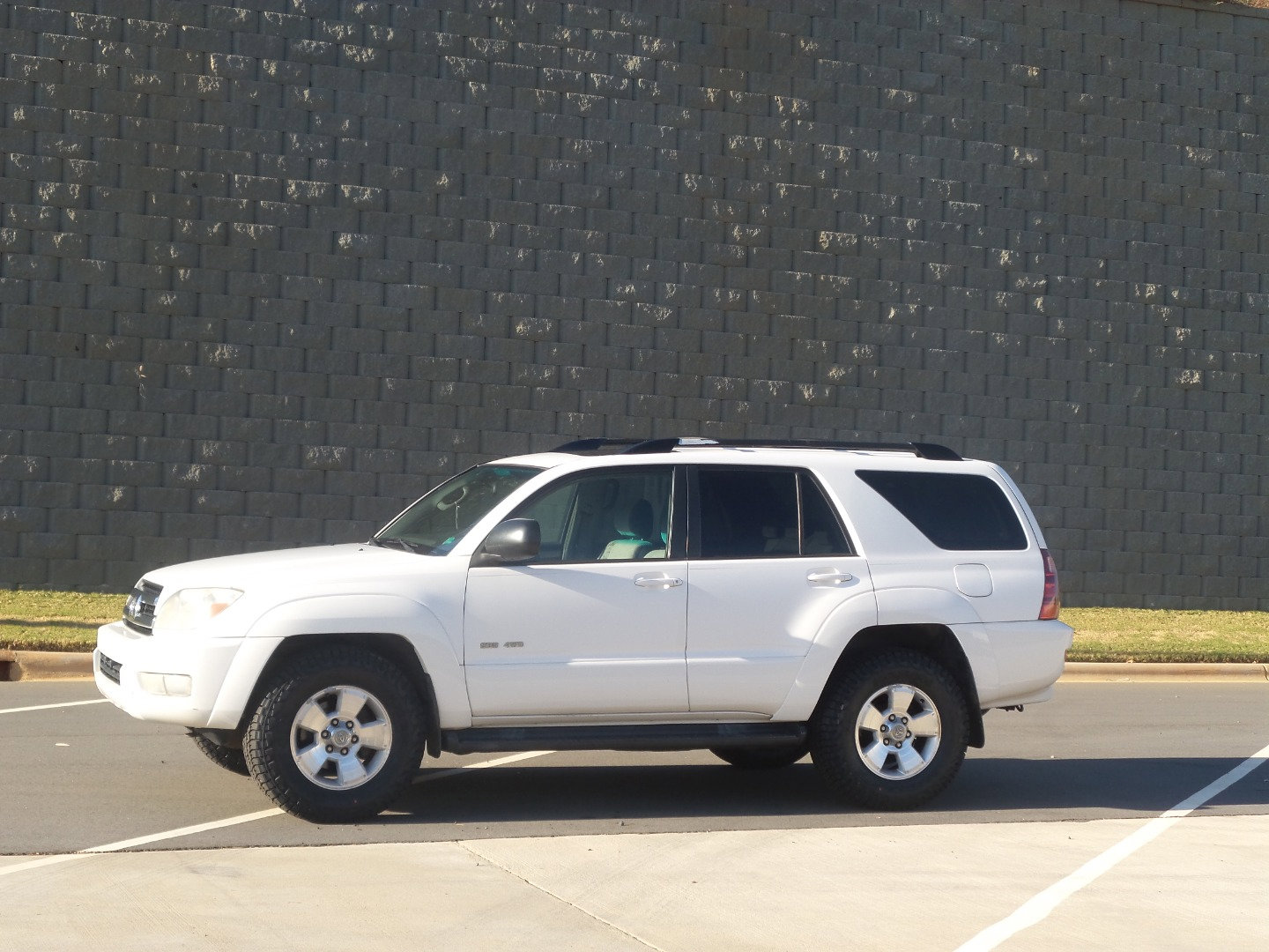 Used 2005 Toyota 4Runner SR5 AWD/4WD image 5