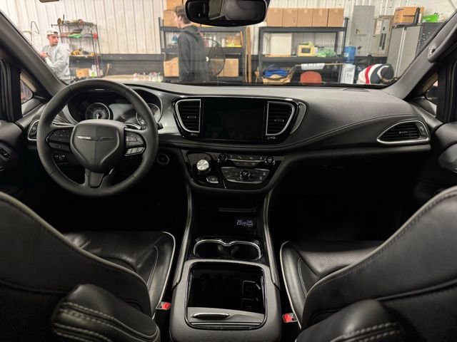 Certified 2025 Chrysler Pacifica Limited image 30