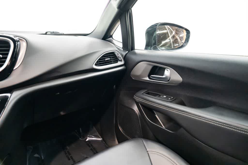 Used 2025 Chrysler Pacifica Select FWD image 11