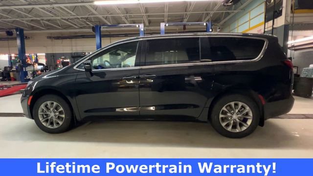 New 2026 Chrysler Pacifica Select image 5