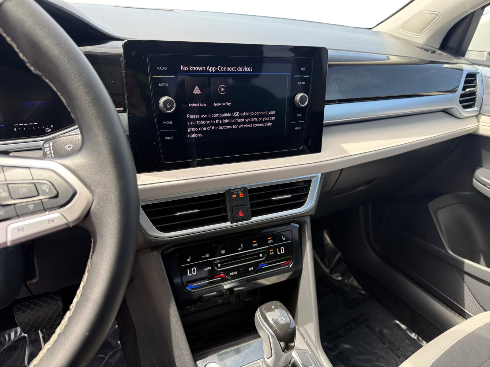 Used 2025 Volkswagen Taos SE w/ Panoramic Sunroof Package AWD/4WD image 12