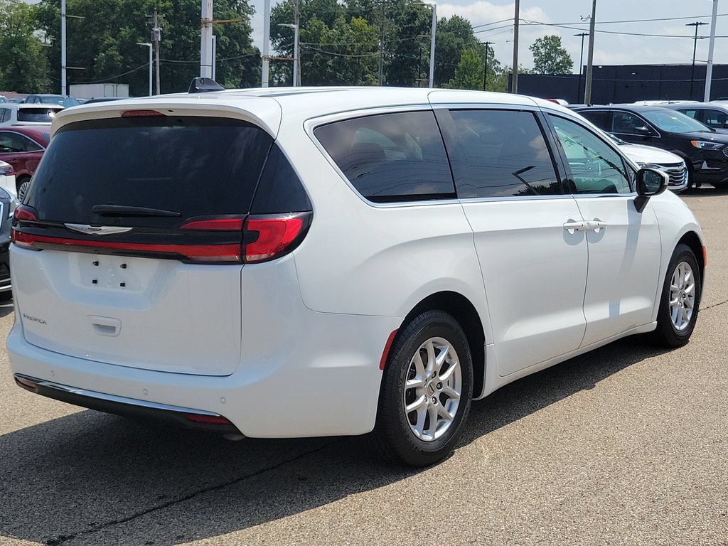 Used 2023 Chrysler Pacifica Touring-L FWD image 4