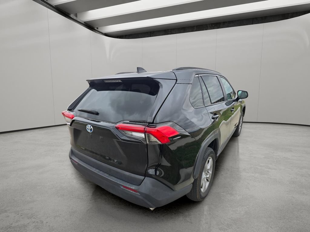 Used 2022 Toyota RAV4 LE AWD/4WD image 5