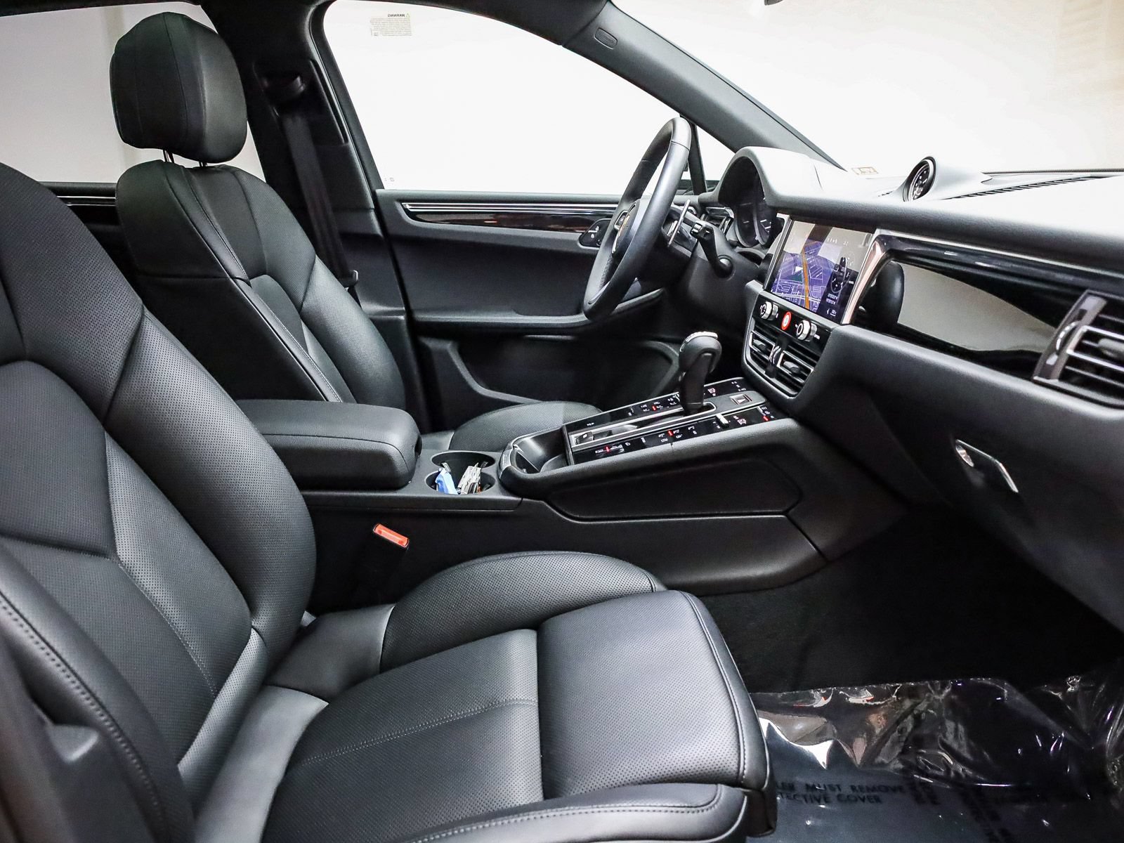 Certified 2026 Porsche Macan AWD/4WD image 18