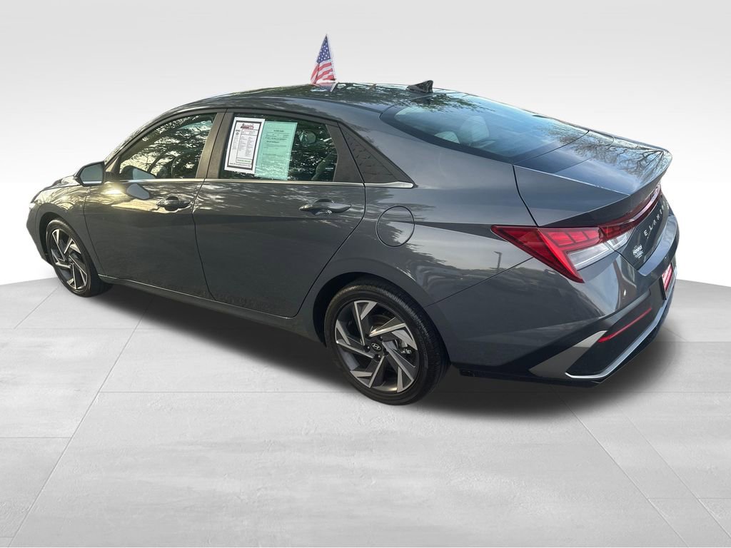 Used 2025 Hyundai Elantra Limited image 17