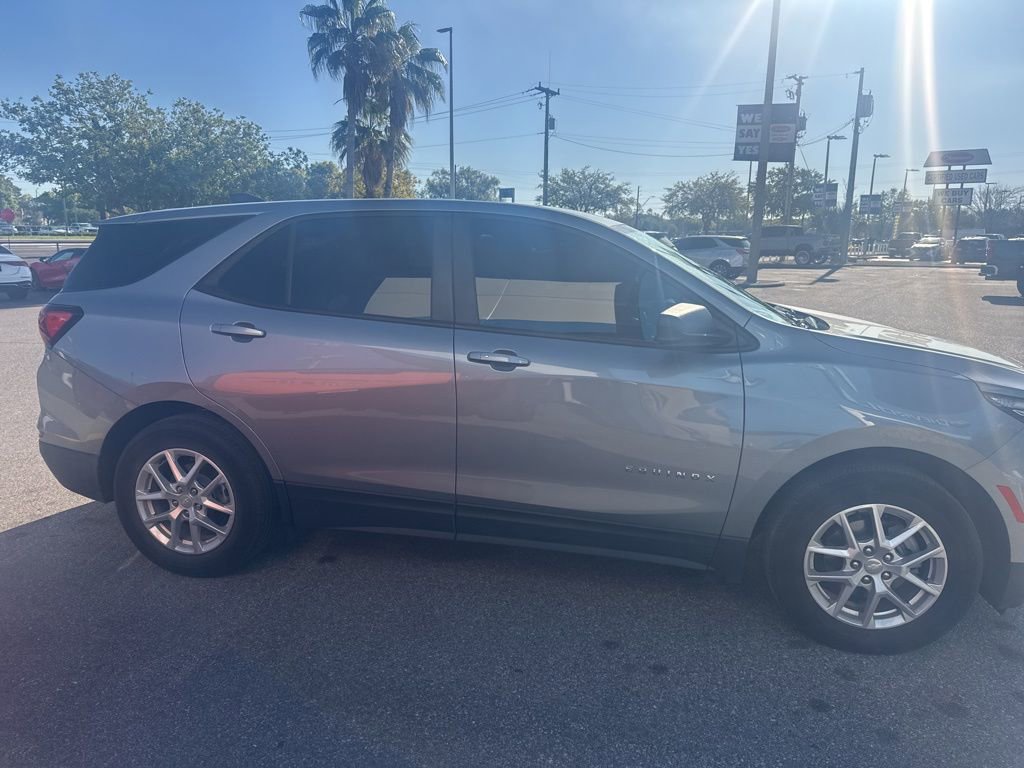 Used 2023 Chevrolet Equinox LS w/ LS Convenience Package image 2