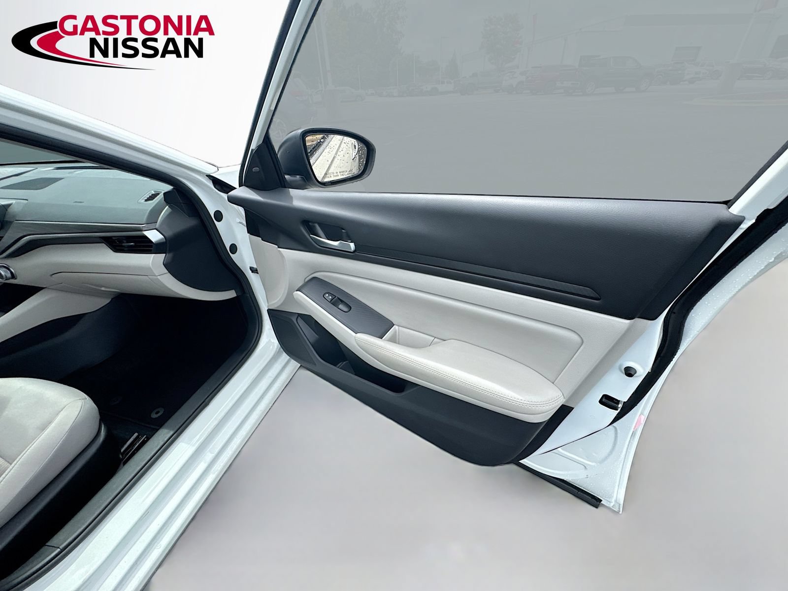 Used 2025 Nissan Altima 2.5 SV FWD image 39
