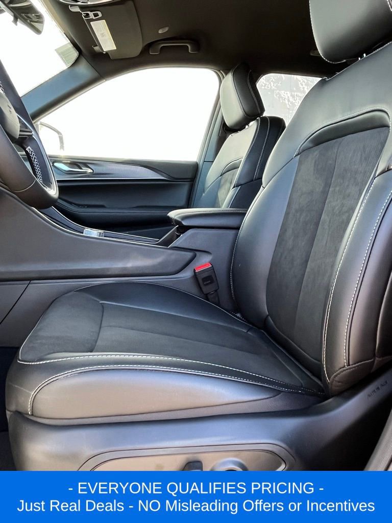 New 2025 Jeep Grand Cherokee L Laredo image 8