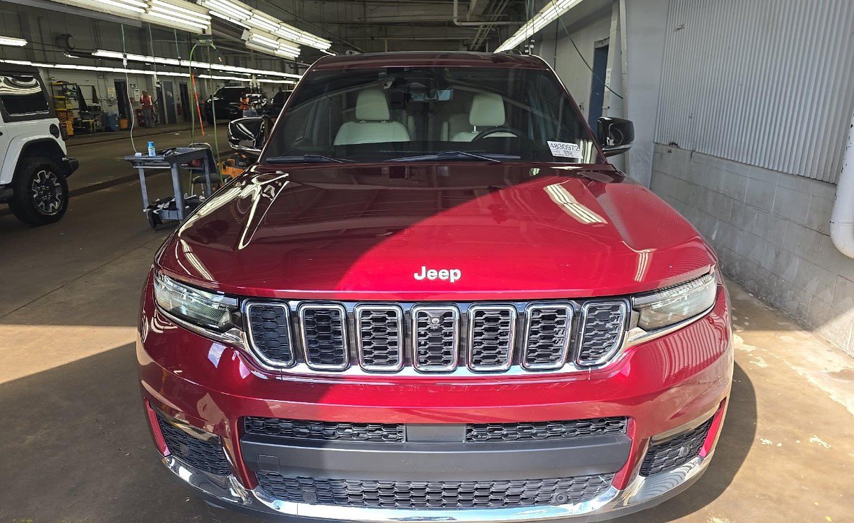 Used 2025 Jeep Grand Cherokee L Limited w/ Luxury Tech Group II AWD/4WD image 3