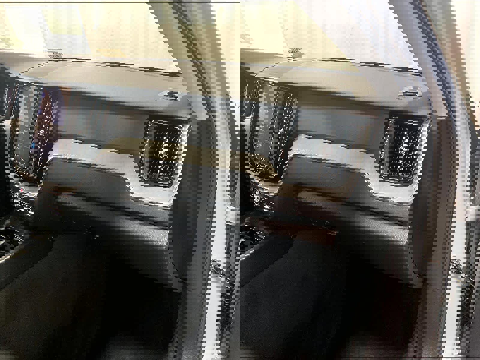 Used 2025 Volvo XC60 B5 Plus image 13