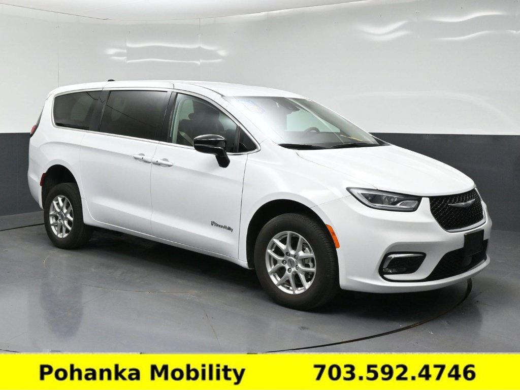 Used 2024 Chrysler Pacifica Touring-L FWD image 4