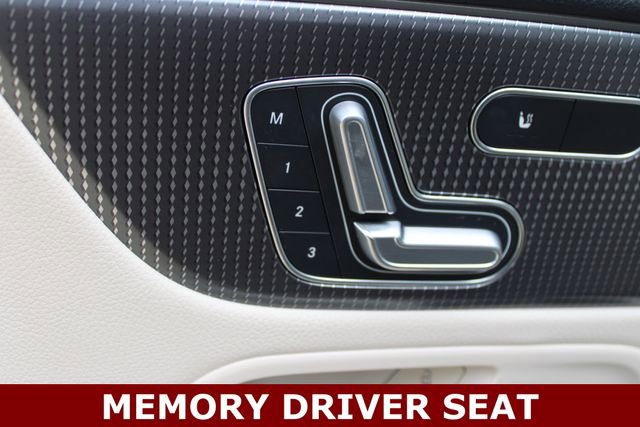 Used 2022 Mercedes-Benz GLB 250 4MATIC w/ Premium Package Lite image 3