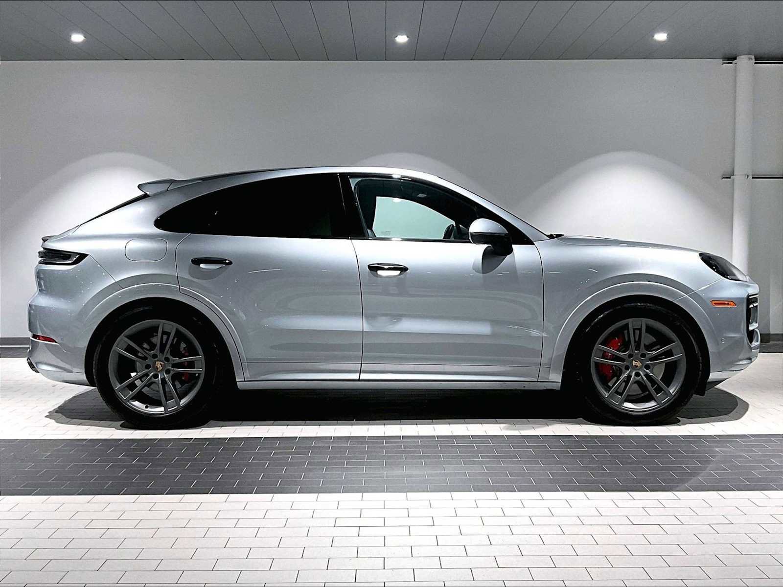 Used 2025 Porsche Cayenne S image 11