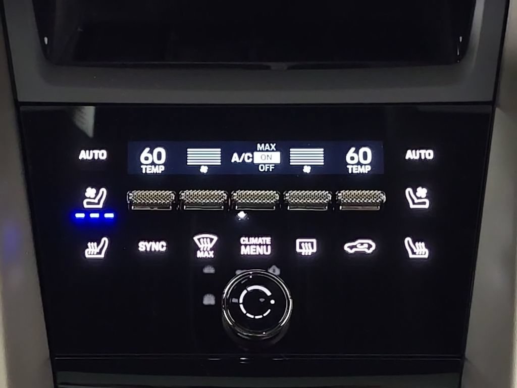 Certified 2025 Porsche Macan Turbo Electric AWD/4WD image 23