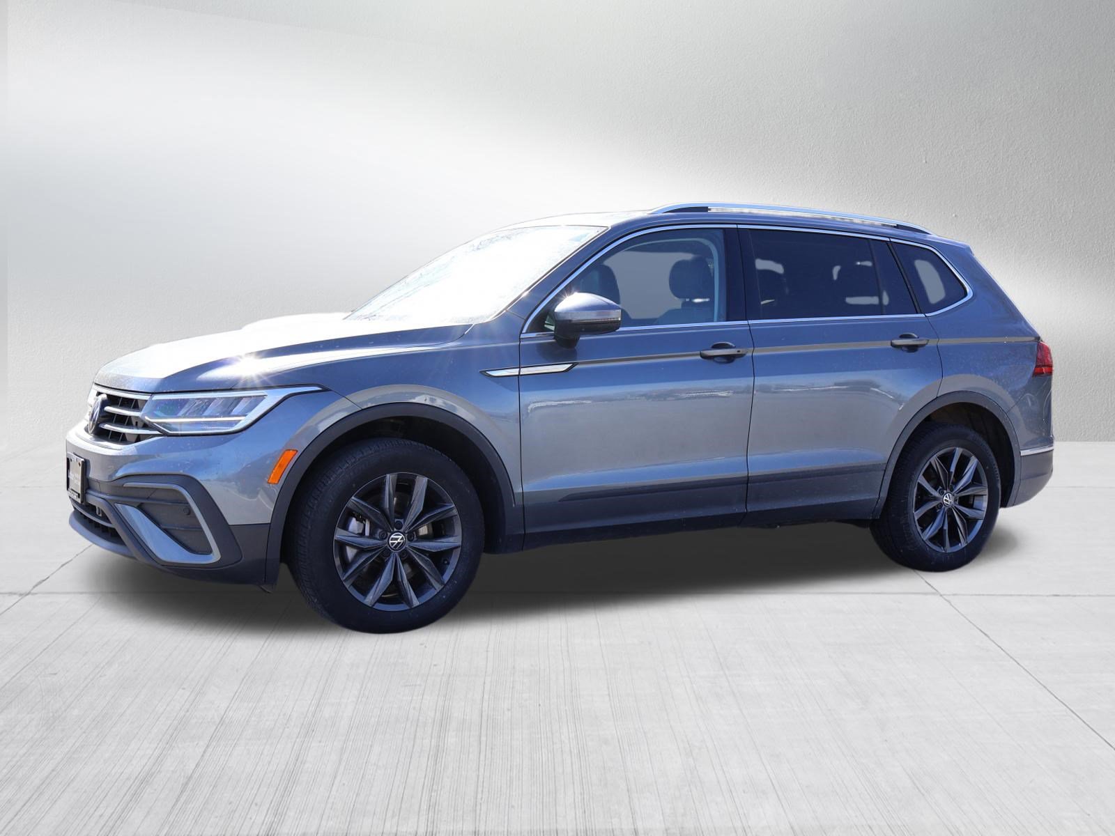 Used 2023 Volkswagen Tiguan SE w/ Panoramic Sunroof Package image 4