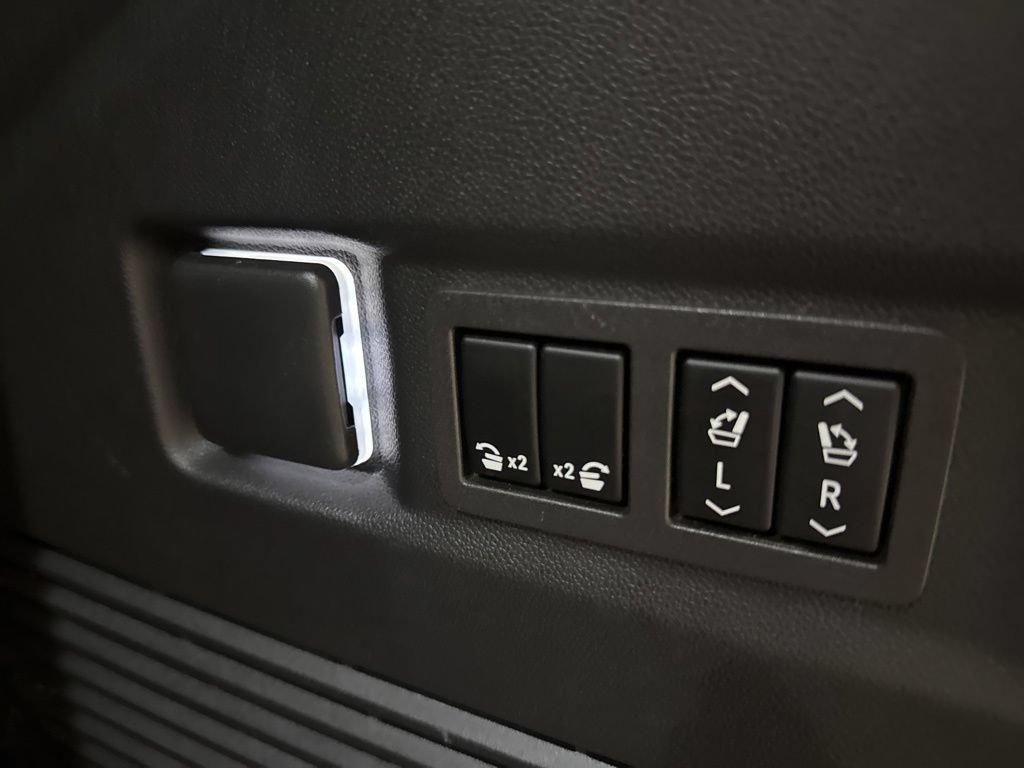 Used 2024 GMC Yukon Denali Ultimate AWD/4WD image 27