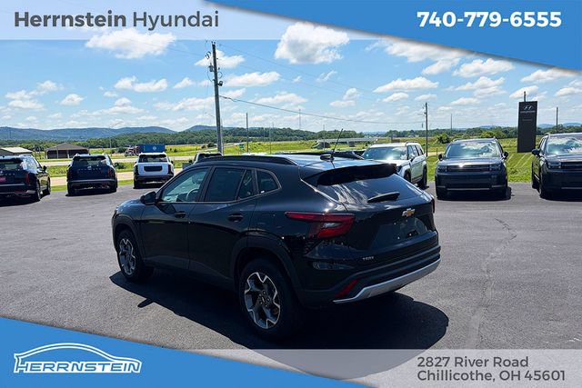 Used 2025 Chevrolet Trax LT FWD image 5