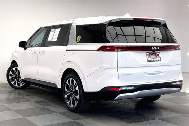 Used 2024 Kia Carnival EX image 10